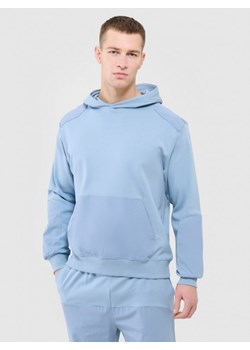 Męska bluza dresowa nierozpinana z kapturem Outhorn OTHWAW24TSWSM1917 - niebieska ze sklepu Sportstylestory.com w kategorii Bluzy męskie - zdjęcie 188068901