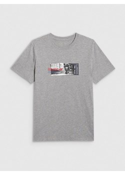 Męski t-shirt z nadrukiem 4F 4FRAW25TTSHM3364 - szary ze sklepu Sportstylestory.com w kategorii T-shirty męskie - zdjęcie 188069084