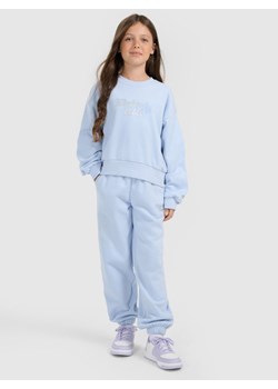 Dziewczęce spodnie dresowe joggery 4F 4FJRAW25TTROF1642 - niebieskie ze sklepu Sportstylestory.com w kategorii Spodnie dziewczęce - zdjęcie 188069313