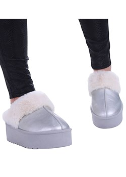 Srebrne grubo ocieplane niskie śniegowce z futerkiem 2 gat ost525 ze sklepu Pantofelek24.pl w kategorii Kapcie damskie - zdjęcie 188074241