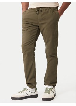 Tommy Jeans Joggery DM0DM23102 Khaki Regular Fit ze sklepu MODIVO w kategorii Spodnie męskie - zdjęcie 188074392