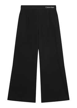 Calvin Klein Jeans Spodnie materiałowe Logo Tape IG0IG03091 Czarny Wide Leg ze sklepu MODIVO w kategorii Spodnie chłopięce - zdjęcie 188074593