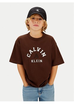 Calvin Klein Jeans T-Shirt Varsity Graphic IB0IB02637 Brązowy Regular Fit ze sklepu MODIVO w kategorii T-shirty chłopięce - zdjęcie 188074872
