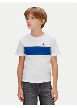 Calvin Klein Jeans T-Shirt Panel Colorblock IB0IB02609 Biały Regular Fit ze sklepu MODIVO w kategorii T-shirty chłopięce - zdjęcie 188075023