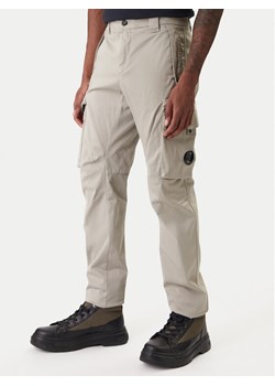 C.P. Company Spodnie materiałowe 20CMPA744A005694G Beżowy Regular Fit ze sklepu MODIVO w kategorii Spodnie męskie - zdjęcie 188075024