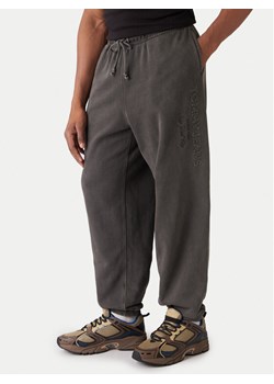Tommy Jeans Spodnie dresowe New Classic DM0DM22360 Szary Relaxed Fit ze sklepu MODIVO w kategorii Spodnie męskie - zdjęcie 188075141