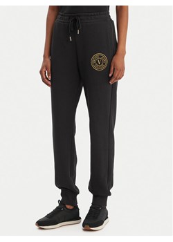 Versace Jeans Couture Spodnie dresowe 80HAAT02 CF01T Czarny Regular Fit ze sklepu MODIVO w kategorii Spodnie damskie - zdjęcie 188075142