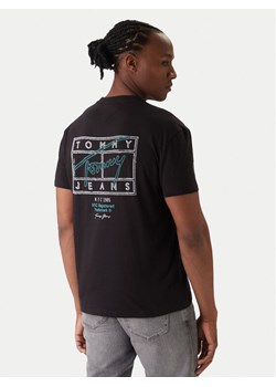 Tommy Jeans T-Shirt Sign Spray DM0DM22319 Czarny Regular Fit ze sklepu MODIVO w kategorii T-shirty męskie - zdjęcie 188075174