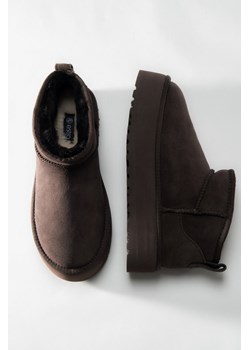 Estro: Ciemnobrązowe niskie śniegowce damskie z weluru naturalnego z futrzanym wsadem ze sklepu Estro w kategorii Śniegowce damskie - zdjęcie 188079090