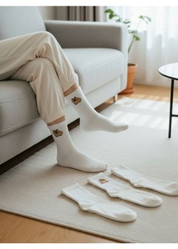 Sinsay - Zestaw wysokich skarpetek z motywem kapibary 4 pack - biały ze sklepu Sinsay w kategorii Skarpetki damskie - zdjęcie 188083360