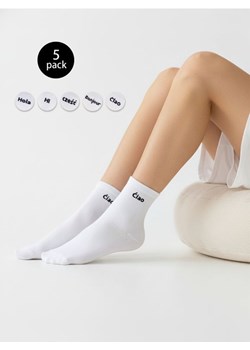 Sinsay - Zestaw krótkich skarpet z napisami w różnych językach 5 pack - biały ze sklepu Sinsay w kategorii Skarpetki damskie - zdjęcie 188083364
