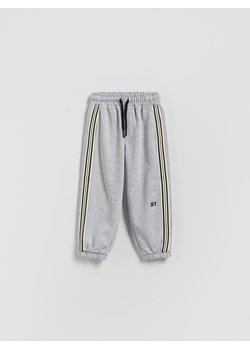 Reserved - Bawełniane joggery - jasnoszary ze sklepu Reserved w kategorii Spodnie chłopięce - zdjęcie 188093484
