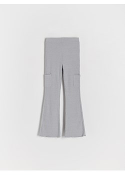 Reserved - Spodnie z kieszeniami cargo - jasnoszary ze sklepu Reserved w kategorii Spodnie dziewczęce - zdjęcie 188093784