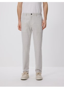Reserved - Spodnie chino slim z lnem - jasnoszary ze sklepu Reserved w kategorii Spodnie męskie - zdjęcie 188093853
