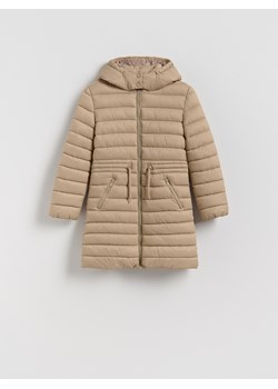 Reserved - Długi pikowany płaszcz z kapturem - beżowy ze sklepu Reserved w kategorii Płaszcze dziewczęce - zdjęcie 188096351