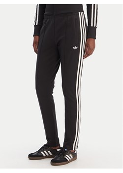 adidas Spodnie dresowe adicolor SST Classic KD5570 Czarny Slim Fit ze sklepu MODIVO w kategorii Spodnie damskie - zdjęcie 188096860