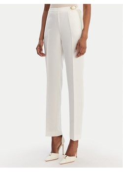 Marciano Guess Spodnie materiałowe 6RGB02 7357A Écru Regular Fit ze sklepu MODIVO w kategorii Spodnie damskie - zdjęcie 188096862