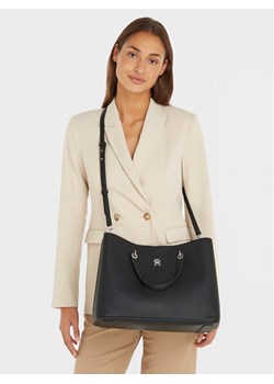 Torebka Tommy Hilfiger Th Emblem Satchel AW0AW15177 Czarny ze sklepu eobuwie.pl w kategorii Torby Shopper bag - zdjęcie 188099393