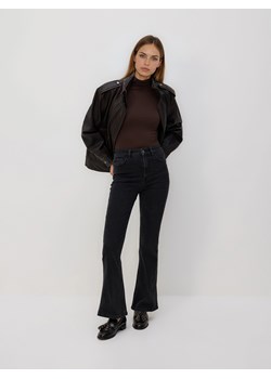 Reserved - Jeansy flare z krótszą nogawką - czarny ze sklepu Reserved w kategorii Jeansy damskie - zdjęcie 188099923