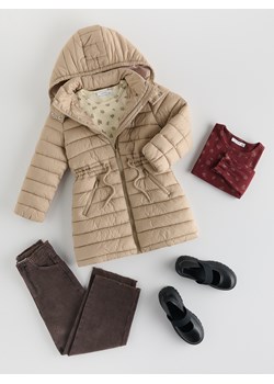 Reserved - Długi pikowany płaszcz z kapturem - beżowy ze sklepu Reserved w kategorii Płaszcze dziewczęce - zdjęcie 188101294