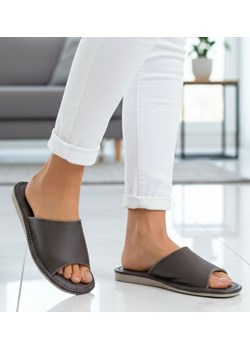 Czarne klapki z naturalnej skóry Premium /D5-1 11323 S199/ ze sklepu Pantofelek24.pl w kategorii Kapcie damskie - zdjęcie 188103384