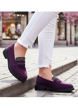 Fioletowe zamszowe półbuty loafersy na niskim obcasie /G1-3 15474 T386/ ze sklepu Pantofelek24.pl w kategorii Mokasyny damskie - zdjęcie 188103501