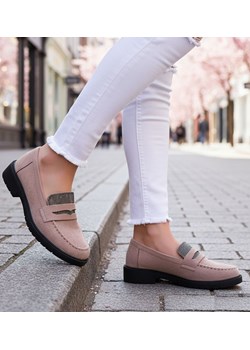 Beżowe zamszowe półbuty loafersy na niskim obcasie /F8-3 15476 T386/ ze sklepu Pantofelek24.pl w kategorii Półbuty damskie - zdjęcie 188103533