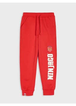 Sinsay - Spodnie dresowe jogger z nadrukiem Lego Ninjago - czerwony ze sklepu Sinsay w kategorii Spodnie chłopięce - zdjęcie 188104763