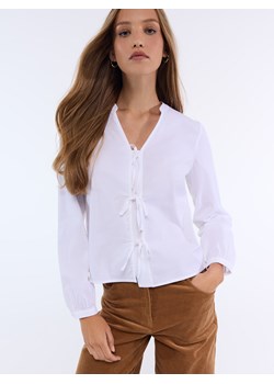 Mohito - Bluzka z wiązaniami z przodu - biały ze sklepu Mohito w kategorii Koszule damskie - zdjęcie 188105041