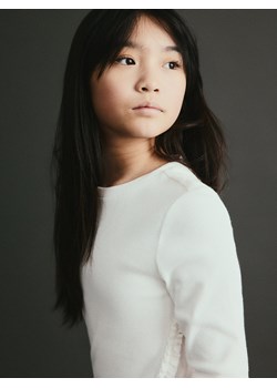 Reserved - Bluzka z falbanką - złamana biel ze sklepu Reserved w kategorii Bluzki dziewczęce - zdjęcie 188106643