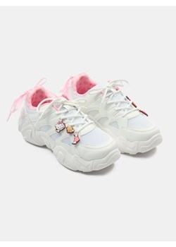 Sinsay - Sneakersy z ozdobnymi zawieszkami Hello Kitty - biały ze sklepu Sinsay w kategorii Buty sportowe damskie - zdjęcie 188111942
