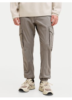 Jack & Jones Spodnie materiałowe Paul Flake 12139912 Szary Regular Fit ze sklepu MODIVO w kategorii Spodnie męskie - zdjęcie 188115163