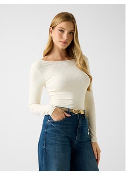 Guess Top 180411 Biały Classic Fit ze sklepu MODIVO w kategorii Bluzki damskie - zdjęcie 188115172