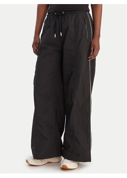 Tommy Jeans Spodnie materiałowe DW0DW22289 Czarny Regular Fit ze sklepu MODIVO w kategorii Spodnie damskie - zdjęcie 188118364