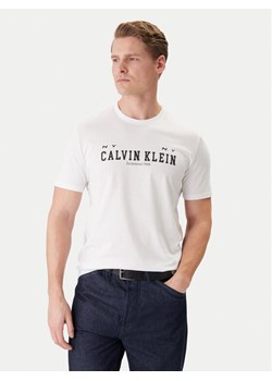 Calvin Klein Jeans T-Shirt Coll Word Graphic LV14RE817G Biały Regular Fit ze sklepu MODIVO w kategorii T-shirty męskie - zdjęcie 188118381