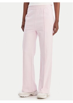 Calvin Klein Jeans Spodnie dresowe Archive Logo LV047B240G Różowy Regular Fit ze sklepu MODIVO w kategorii Spodnie damskie - zdjęcie 188118414