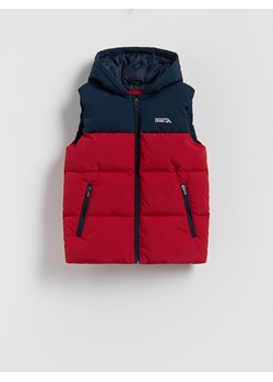 Reserved - Pikowana kamizelka z kapturem - czerwony ze sklepu Reserved w kategorii Kamizelki chłopięce - zdjęcie 188119982