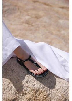 Estro: Czarne skórzane sandały damskie typu japonki na płaskiej podeszwie ze sklepu Estro w kategorii Sandały damskie - zdjęcie 188120192