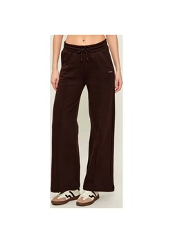 GUESS ACTIVE Spodnie dresowe NAT | Straight fit ze sklepu Gomez Fashion Store w kategorii Spodnie damskie - zdjęcie 188124782