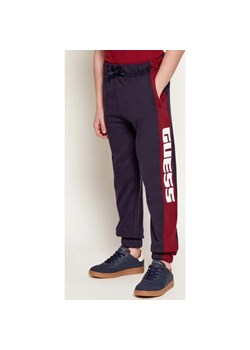 Guess Spodnie dresowe | Regular Fit ze sklepu Gomez Fashion Store w kategorii Spodnie chłopięce - zdjęcie 188138903