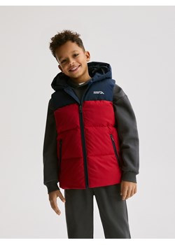 Reserved - Pikowana kamizelka z kapturem - czerwony ze sklepu Reserved w kategorii Kamizelki chłopięce - zdjęcie 188141984