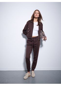 Mohito - Czekoladowe spodnie joggery - ciemnobrązowy ze sklepu Mohito w kategorii Spodnie damskie - zdjęcie 188142522