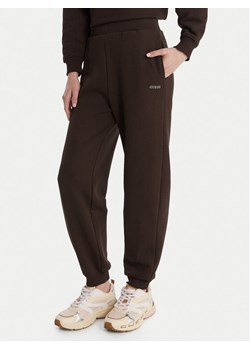 Guess Spodnie dresowe V6RB15 K9V31 Brązowy Regular Fit ze sklepu MODIVO w kategorii Spodnie damskie - zdjęcie 188143063