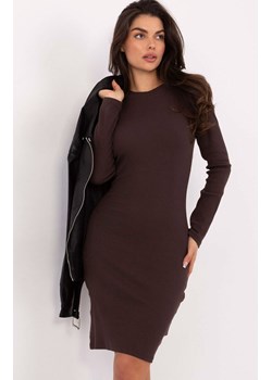 Dopasowana sukienka damska brązowa RV-SK-5131.18P, Kolor brązowy, Rozmiar S, Rue Paris ze sklepu Primodo w kategorii Sukienki - zdjęcie 188146060