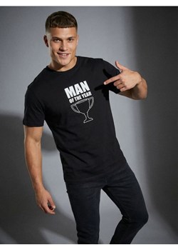 Sinsay - Bawełniana koszulka z napisem - czarny ze sklepu Sinsay w kategorii T-shirty męskie - zdjęcie 188151382