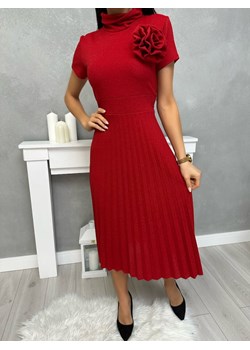 Czerwona Połyskująca Sukienka z Ozdobną Broszką ze sklepu ModnaKiecka.pl w kategorii Sukienki - zdjęcie 188151781