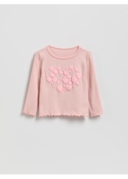 Reserved - Prążkowana koszulka z nadrukiem - pastelowy róż ze sklepu Reserved w kategorii Bluzki dziewczęce - zdjęcie 188152824