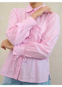 Sinsay - Bawełniana koszula z dekoracyjnym wiązaniem przy mankietach - różowy ze sklepu Sinsay w kategorii Koszule damskie - zdjęcie 188154884