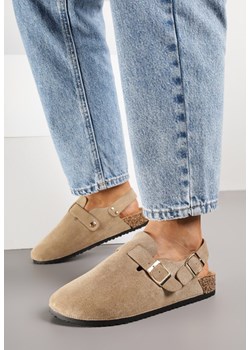 Ciemnobeżowe Sandały w Stylu Chodaków Ozdobione Klamrami Qyrraya ze sklepu born2be.pl w kategorii Sandały damskie - zdjęcie 188219014