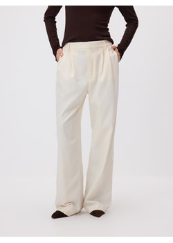 Reserved - Spodnie z zakładkami - złamana biel ze sklepu Reserved w kategorii Spodnie damskie - zdjęcie 188223483
